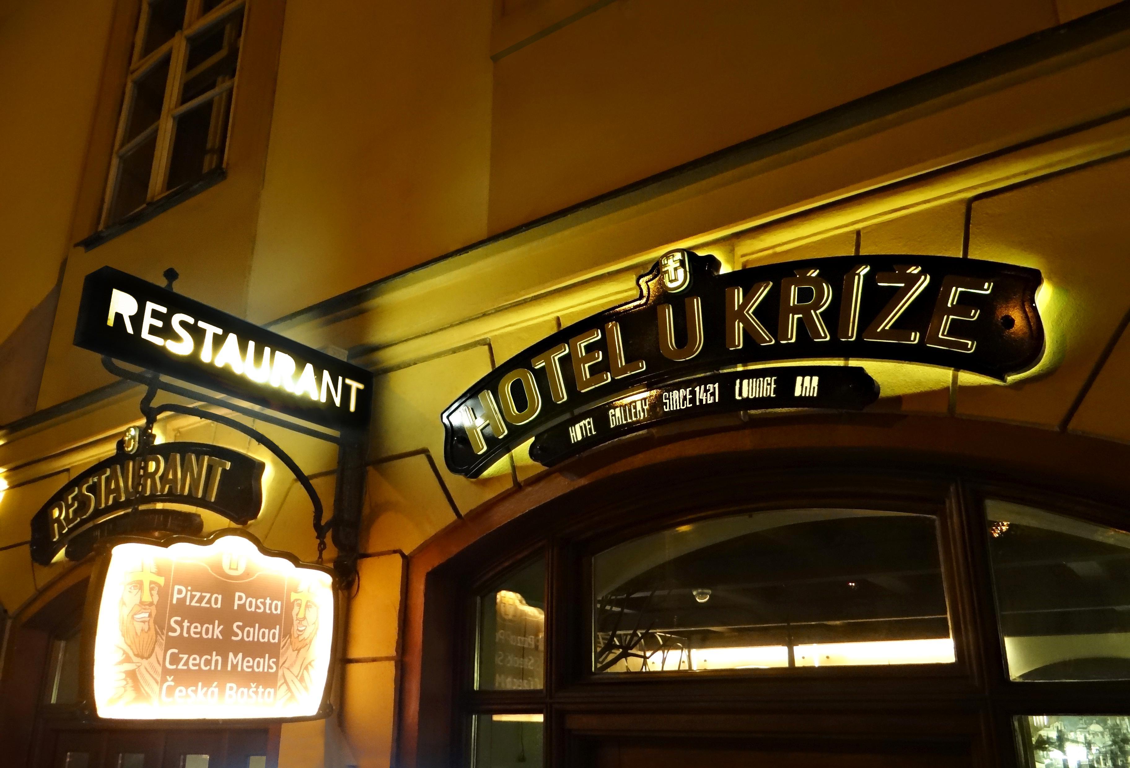 Hotel U Krize Praga Esterno foto