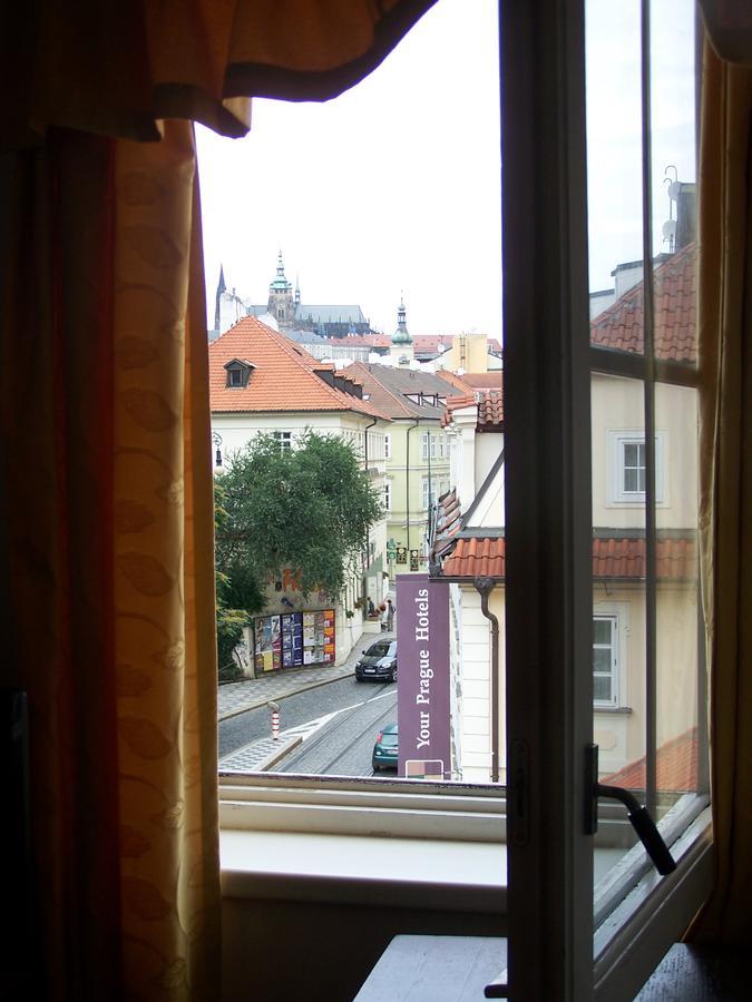 Hotel U Krize Praga Esterno foto